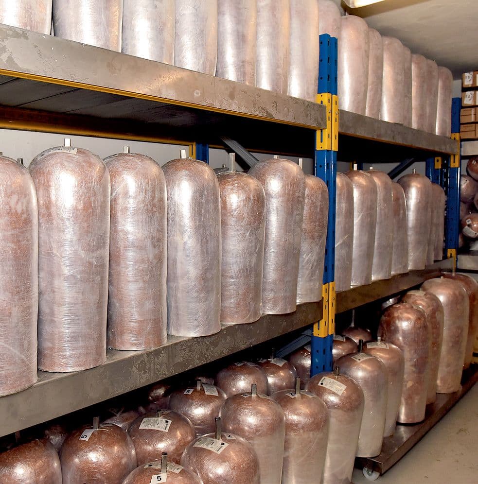 Verpackte Dönerspiesse in den Regalen des Kühllagers