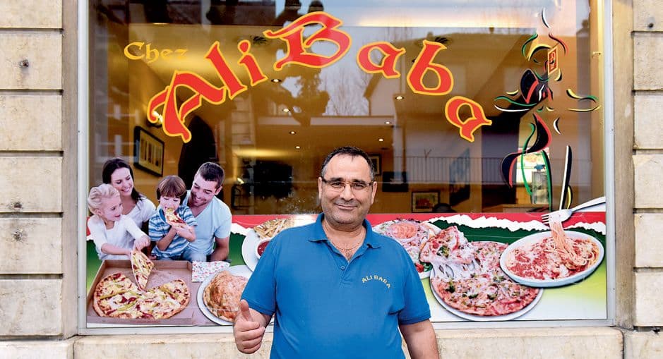 Süleyman Onat vor dem Chez Ali Baba in Porrentruy