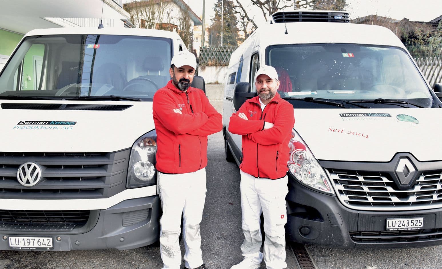 Zwei Fahrer vor den Lieferwagen der Derman Kebap Produktions AG