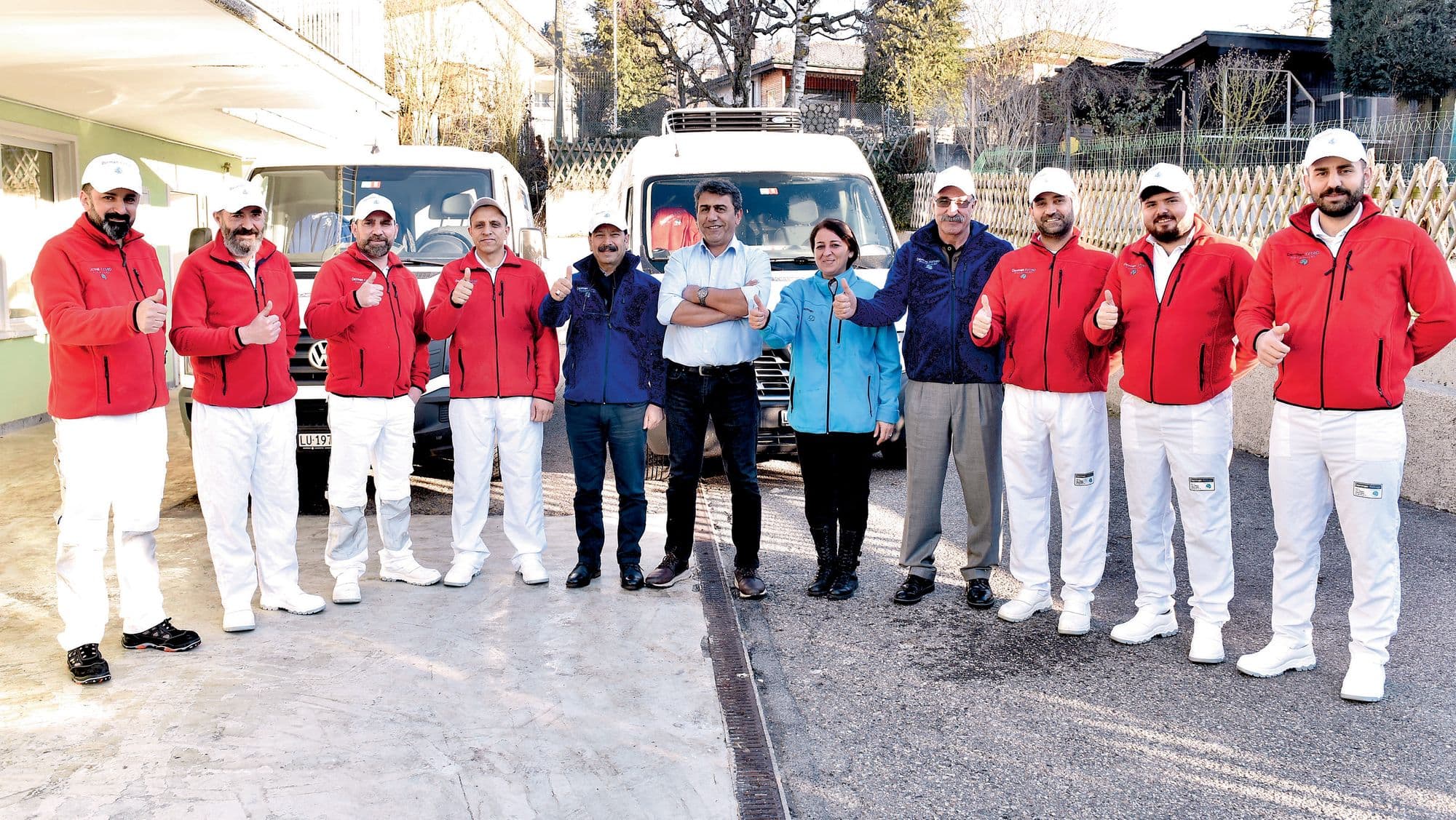 Das Team der Derman Kebap Produktions AG vor zwei Lieferwagen