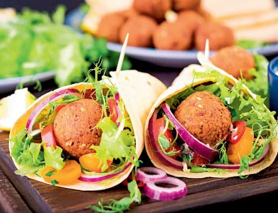 Falafel im Wrap mit Salat